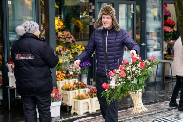 Мужчина в отличном настроении после покупки букета для любимой женщины - Sputnik Латвия
