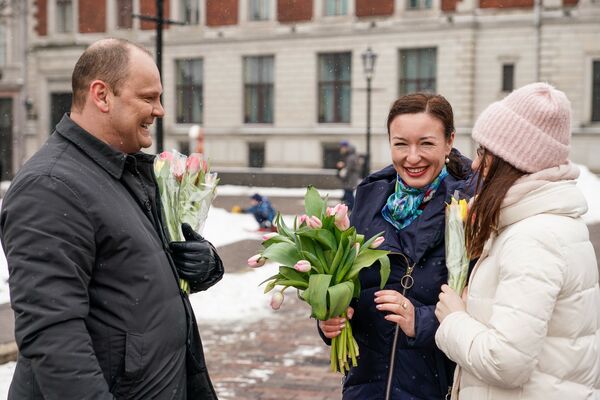 Руслан Панкратов на Домской площади поздравил с 8 Марта проходящих женщин - Sputnik Латвия