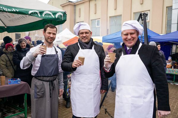 Шеф-повар Каспарс Янсонс, Максим Толстой и Артис Друвиниекс сварили горячий шоколад 8 марта на Центральном рынке - Sputnik Латвия