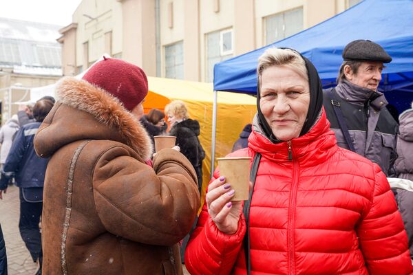 На Центральном рынке 8 марта всех желающих угощали горячим шоколадом  - Sputnik Латвия