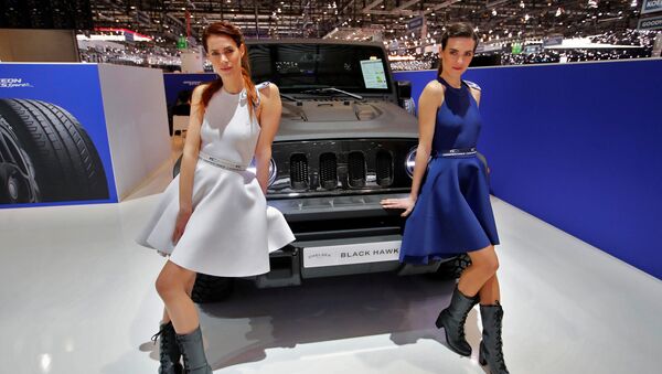 Модели у автомобиля Black Hawk у стенда компании Chelsea Truck Company на автосалоне Geneva International Motor Show 2018 в Женеве, Швейцария - Sputnik Латвия