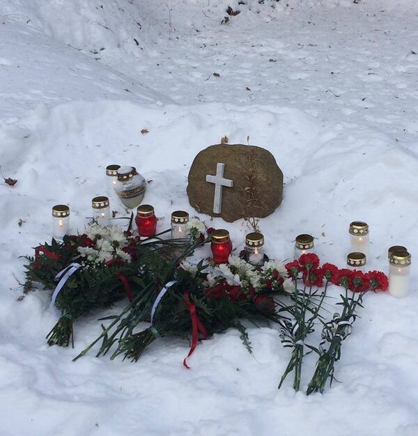 Красные гвоздики от Согласия на месте расправы над лесными братьями Красные гвоздики от Согласия на месте расправы над лесными братьями - Sputnik Латвия