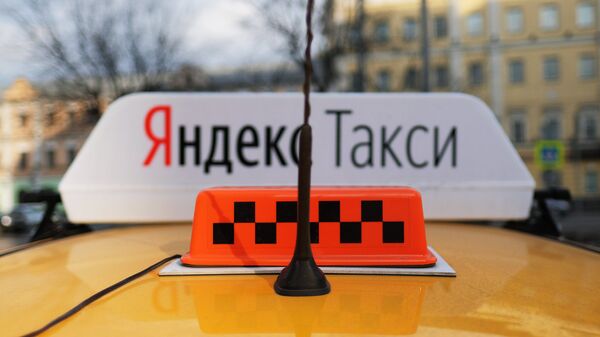 Световой короб на крыше автомобиля службы Яндекс.Такси. - Sputnik Латвия