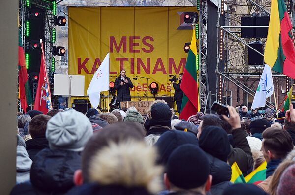 В Вильнюсе у здания литовского парламента прошел митинг из-за решения Сейма не лишать мандата депутата Миндаугаса Бастиса В Вильнюсе у здания литовского парламента прошел митинг из-за решения Сейма не лишать мандата депутата Миндаугаса Бастиса - Sputnik Латвия