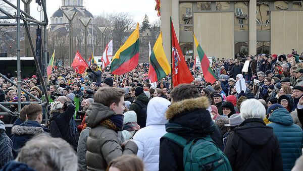 В Вильнюсе у здания литовского парламента прошел митинг из-за решения Сейма не лишать мандата депутата Миндаугаса Бастиса - Sputnik Латвия