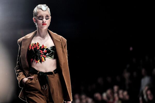 Модель демонстрирует одежду бренда ZA_ZA во время показа в рамках Mercedes-Benz Fashion Week Russia в Центральном выставочном зале Манеж в Москве Модель демонстрирует одежду бренда ZA_ZA во время показа в рамках Mercedes-Benz Fashion Week Russia в Центральном выставочном зале Манеж в Москве - Sputnik Латвия
