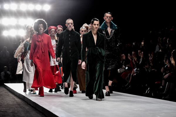 Модели демонстрируют одежду бренда ZA_ZA во время показа в рамках Mercedes-Benz Fashion Week Russia в Центральном выставочном зале Манеж в Москве Модели демонстрируют одежду бренда ZA_ZA во время показа в рамках Mercedes-Benz Fashion Week Russia в Центральном выставочном зале Манеж в Москве - Sputnik Латвия