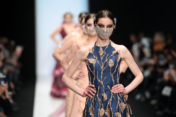 Модели демонстрируют одежду из новой коллекции Ye.s Couture by Yegana Sadyxova в рамках Mercedes-Benz Fashion Week Russia в Центральном выставочном зале Манеж в Москве Модели демонстрируют одежду из новой коллекции Ye.s Couture by Yegana Sadyxova в рамках Mercedes-Benz Fashion Week Russia в Центральном выставочном зале Манеж в Москве - Sputnik Латвия