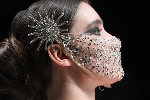Модель демонстрирует одежду из новой коллекции Ye.s Couture by Yegana Sadyxova в рамках Mercedes-Benz Fashion Week Russia в Центральном выставочном зале Манеж в Москве Модель демонстрирует одежду из новой коллекции Ye.s Couture by Yegana Sadyxova в рамках Mercedes-Benz Fashion Week Russia в Центральном выставочном зале Манеж в Москве - Sputnik Латвия