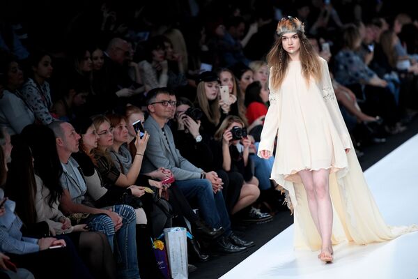 Модель демонстрирует одежду из новой коллекции DI SIITOVA в рамках Mercedes-Benz Fashion Week Russia в Центральном выставочном зале Манеж в Москве Модель демонстрирует одежду из новой коллекции DI SIITOVA в рамках Mercedes-Benz Fashion Week Russia в Центральном выставочном зале Манеж в Москве - Sputnik Латвия