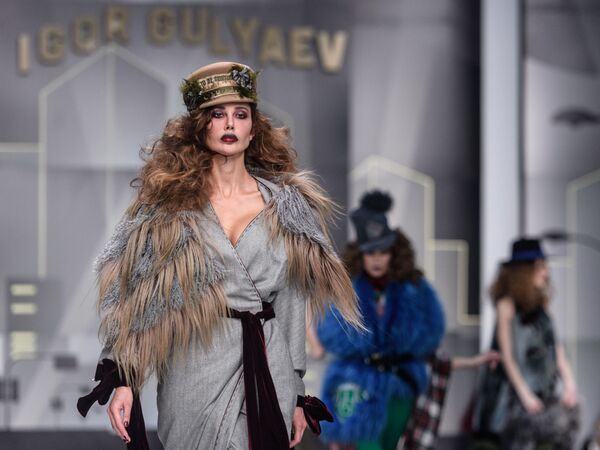 Модель демонстрирует одежду из новой коллекции дизайнера Игоря Гуляева в рамках Mercedes-Benz Fashion Week Russia в Центральном выставочном зале Манеж в Москве Модель демонстрирует одежду из новой коллекции дизайнера Игоря Гуляева в рамках Mercedes-Benz Fashion Week Russia в Центральном выставочном зале Манеж в Москве - Sputnik Латвия