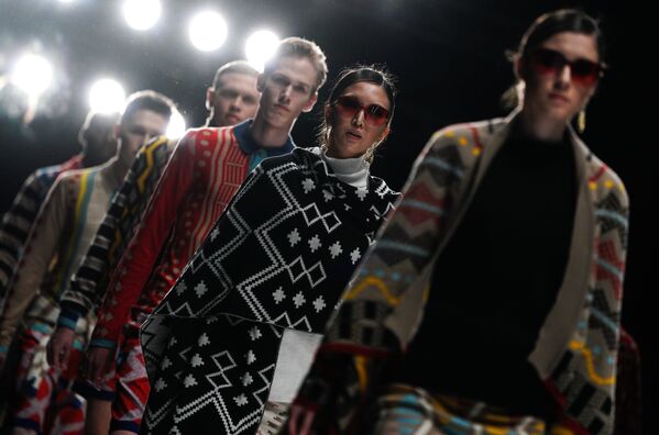 Модели демонстрируют одежду дизайнера MAXHOSA BY LADUMA в рамках Mercedes-Benz Fashion Week Russia в Центральном выставочном зале Манеж в Москве Модели демонстрируют одежду дизайнера MAXHOSA BY LADUMA в рамках Mercedes-Benz Fashion Week Russia в Центральном выставочном зале Манеж в Москве - Sputnik Латвия