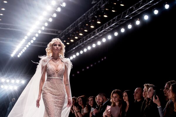 Модель демонстрирует одежду Speranza Couture by Nadezhda Yusupova на показе в рамках Mercedes-Benz Fashion Week Russia в Центральном выставочном зале Манеж в Москве Модель демонстрирует одежду Speranza Couture by Nadezhda Yusupova на показе в рамках Mercedes-Benz Fashion Week Russia в Центральном выставочном зале Манеж в Москве - Sputnik Латвия