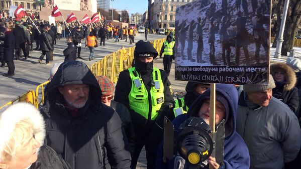 Иностранец с антинацистским плакатом, задержанный на шествии легионеров СС в Риге Иностранец с антинацистским плакатом, задержанный на шествии легионеров СС в Риге - Sputnik Латвия