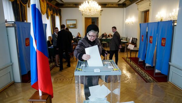 Досрочное голосование на выборах президента РФ в здании посольства России в Латвии - Sputnik Латвия
