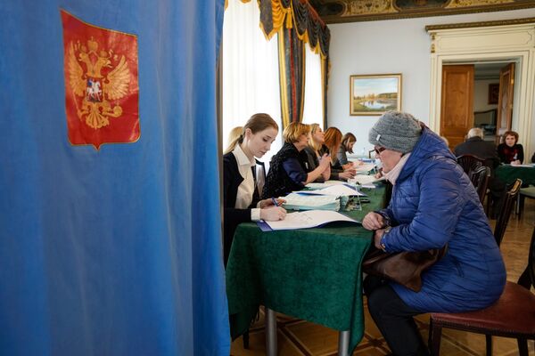 Досрочное голосование на выборах президента РФ в здании посольства России в Латвии Досрочное голосование на выборах президента РФ в здании посольства России в Латвии - Sputnik Латвия