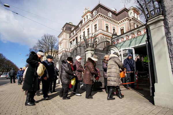 Досрочное голосование на выборах президента РФ в здании посольства России в Латвии Досрочное голосование на выборах президента РФ в здании посольства России в Латвии - Sputnik Латвия
