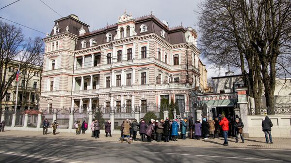 Досрочное голосование на выборах президента РФ в здании посольства России в Латвии - Sputnik Latvija