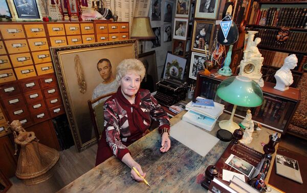 Антонина Ильинична у стола, за которым ее муж написал все свои книги - Sputnik Латвия