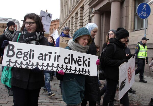 Участники шествия в поддержку беженцев в Риге Участники шествия в поддержку беженцев в Риге - Sputnik Latvija