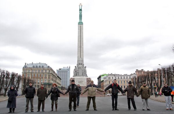 Противники приема мигрантов выстроились в живую цепь у памятника Свободе Противники приема мигрантов выстроились в живую цепь у памятника Свободе - Sputnik Latvija