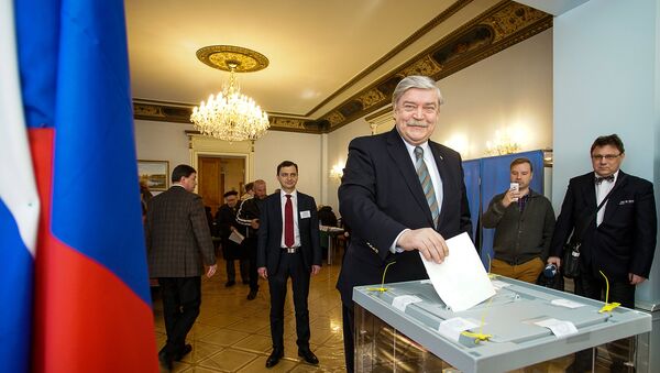 Посол РФ в Латвии Евгений Лукьянов голосует на выборах президента РФ на избирательном участке в посольстве РФ в Риге - Sputnik Латвия