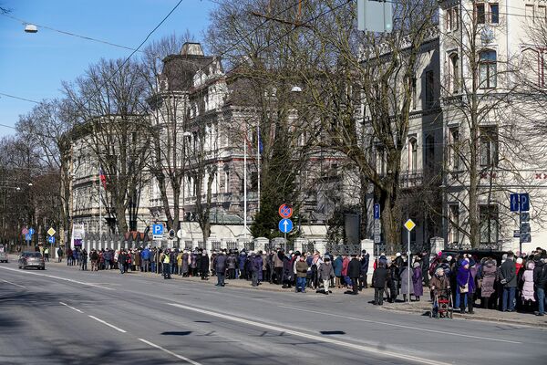 Очередь на избирательный участок в посольстве РФ в Риге, где проходит голосование на выборах президента РФ Очередь на избирательный участок в посольстве РФ в Риге, где проходит голосование на выборах президента РФ - Sputnik Латвия