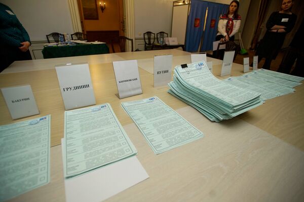 Предварительный подсчет голосов в посольстве России в Латвии - Sputnik Латвия