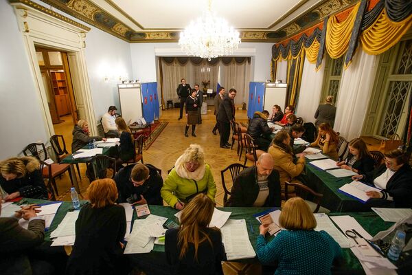Избирательный участок в посольстве России в Латвии Избирательный участок в посольстве России в Латвии - Sputnik Латвия
