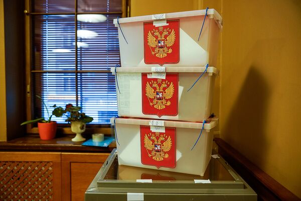 Урны для предварительного голосования на выборах президента РФ Урны для предварительного голосования на выборах президента РФ - Sputnik Латвия