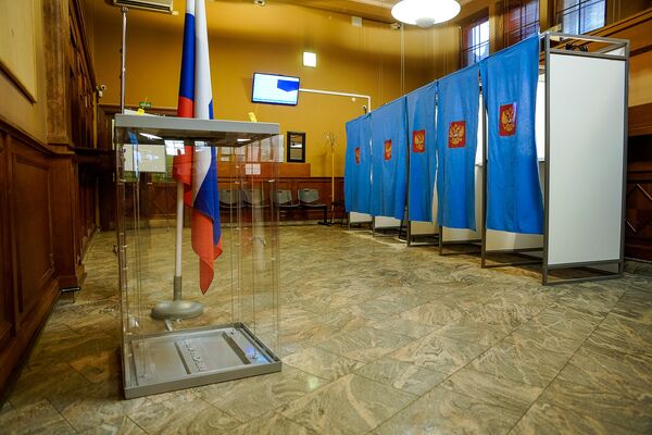 Избирательный участок в консульском отделе РФ в Риге - Sputnik Латвия