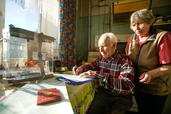 У пенсионеров, граждан РФ, есть возможность проголосовать дома - Sputnik Латвия