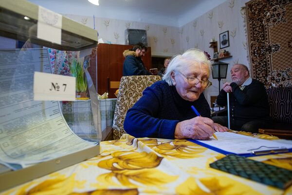 Пенсионерка голосует дома на выборах президента РФ - Sputnik Латвия
