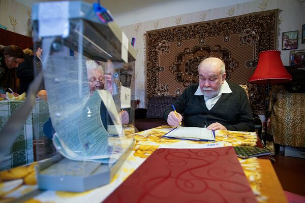Пенсионер голосует дома на выборах президента РФ - Sputnik Латвия