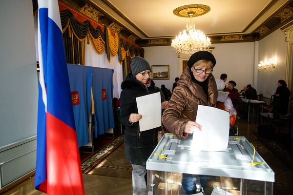 Голосование на выборах президента РФ на избирательном участке в посольстве России в Риге - Sputnik Латвия