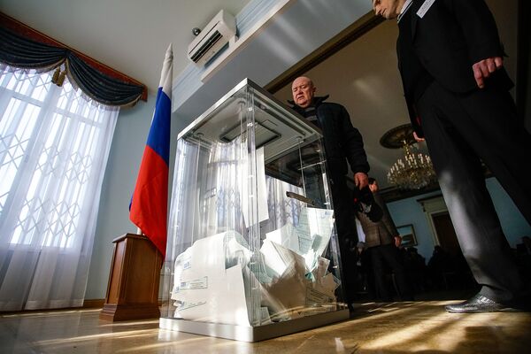 Избиратели голосуют на выборах президента РФ в посольстве России в Риге - Sputnik Латвия