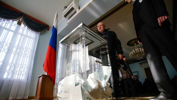 Избиратели голосуют на на выборах президента РФ в посольстве РФ в Риге - Sputnik Латвия