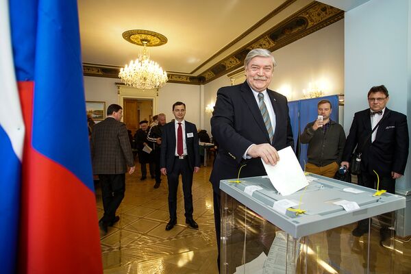 Посол РФ в Латвии Евгений Лукьянов голосует на выборах президента РФ на избирательном участке в посольстве России в Риге - Sputnik Латвия
