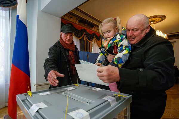 Избиратели голосуют на выборах президента РФ в посольстве России в Риге - Sputnik Латвия