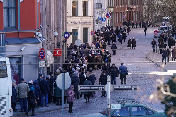 Очередь на избирательный участок в Консульском отделе РФ в Риге, где проходит голосование на выборах президента РФ Очередь на избирательный участок в Консульском отделе РФ в Риге, где проходит голосование на выборах президента РФ - Sputnik Латвия