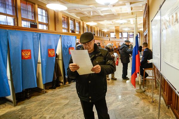 Голосование на выборах президента РФ на избирательном участке в консульском отделе РФ в Риге - Sputnik Латвия