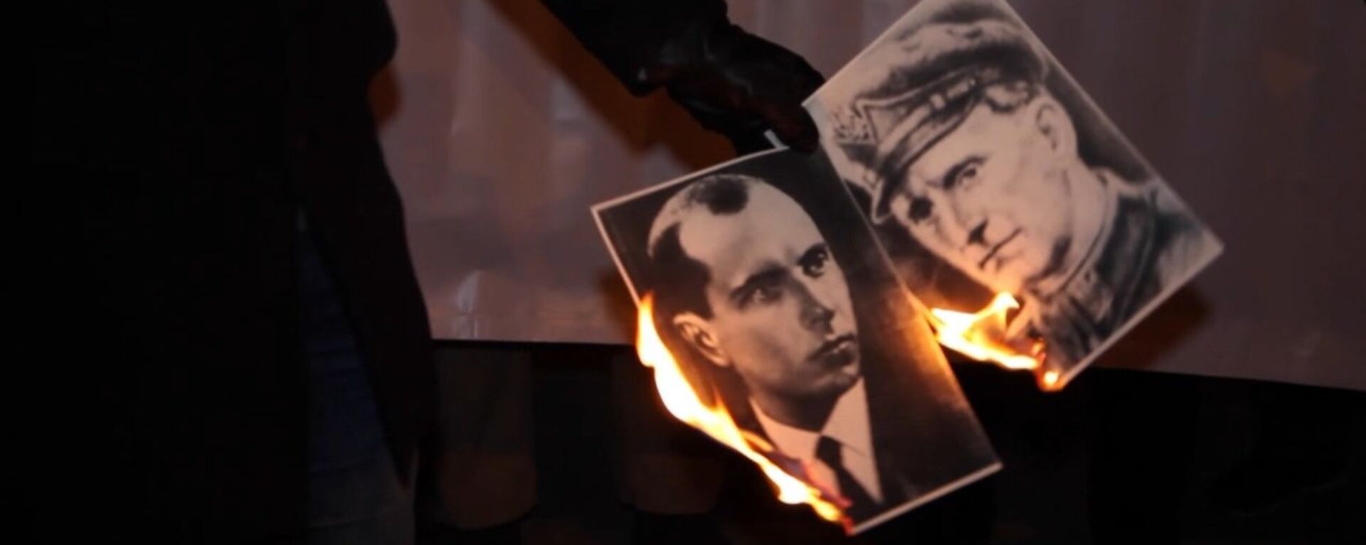 Польские националисты сожгли портреты Бандеры и Шухевича перед посольством Украины в Варшаве - Sputnik Латвия, 1920, 21.03.2018