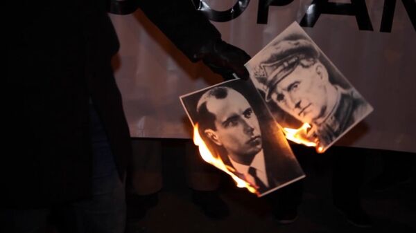 Польские националисты сожгли портреты Бандеры и Шухевича перед посольством Украины в Варшаве - Sputnik Латвия