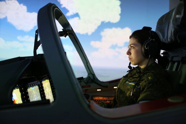 Подготовка девушек-курсантов в Краснодарском высшем военном авиационном училище летчиков Подготовка девушек-курсантов в Краснодарском высшем военном авиационном училище летчиков - Sputnik Латвия