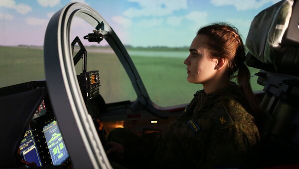 Подготовка девушек-курсантов в Краснодарском высшем военном авиационном училище летчиков - Sputnik Латвия