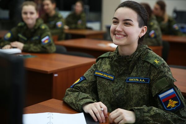 Подготовка девушек-курсантов в Краснодарском высшем военном авиационном училище летчиков Подготовка девушек-курсантов в Краснодарском высшем военном авиационном училище летчиков - Sputnik Латвия