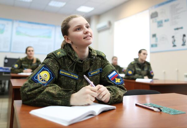 Подготовка девушек-курсантов в Краснодарском высшем военном авиационном училище летчиков Подготовка девушек-курсантов в Краснодарском высшем военном авиационном училище летчиков - Sputnik Латвия