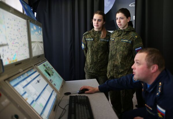 Подготовка девушек-курсантов в Краснодарском высшем военном авиационном училище летчиков Подготовка девушек-курсантов в Краснодарском высшем военном авиационном училище летчиков - Sputnik Латвия