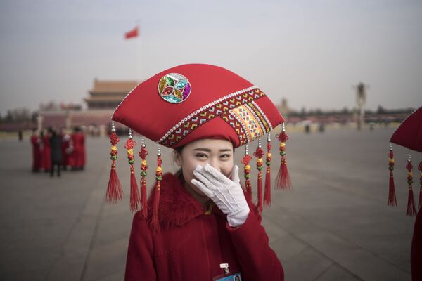 Девушки-хостес Всекитайского собрания народных представителей фотографируются на площади Тяньаньмэнь в Пекине, КНР - Sputnik Латвия