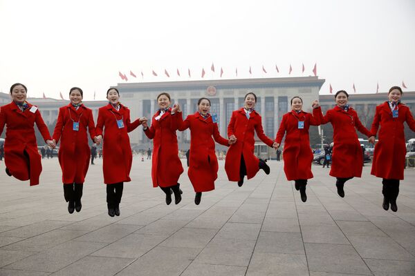 Девушки-хостес Всекитайского собрания народных представителей фотографируются на площади Тяньаньмэнь в Пекине, КНР - Sputnik Латвия